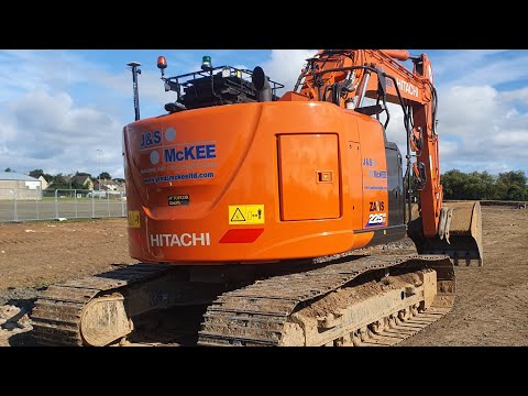 #Hitachi 225.... MUCK AWAY, TOPSOIL IN 🌱