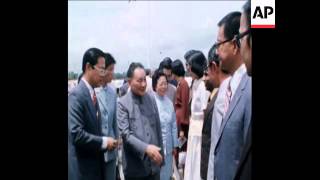 SYND 13 11 78 DENG XIAOPING ARRIVES TO SINGAPORE AND IS GREETED BY PRIME MINISTEER LEE KUAN YEW