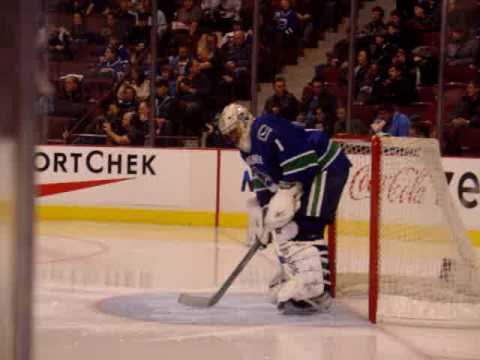 Luongo doing the Famous "Sweep" LIVE