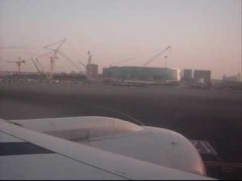 Singapore Airlines Boeing 777-300 landing in Dubai International Airport
