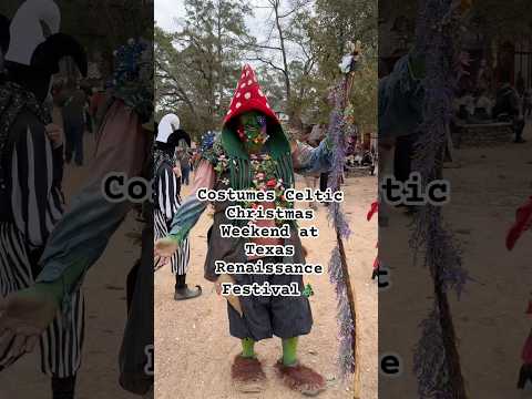 Christmas garb is always my favorite 😩❤️💚 #renfaire #renfaireoutfit #renaissancefestival