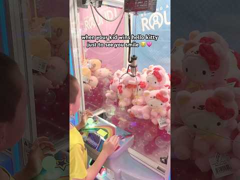 😭HE GOT IT! first try @ age 6 – HELLO KITTY win🎉 #hellokitty #sanrio #arcade #clawmachine #shorts