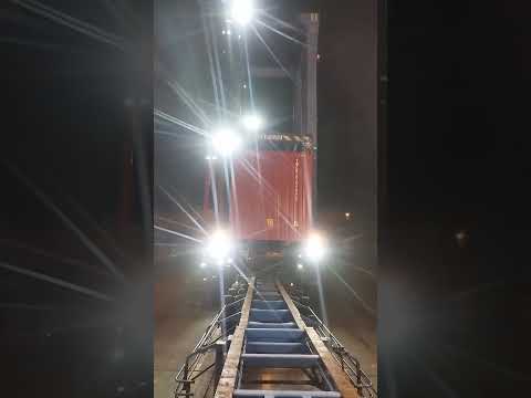 Container Pick zoom #japan #container #truck #harbor #longvehicle #automobile #heavydriver #tokyo