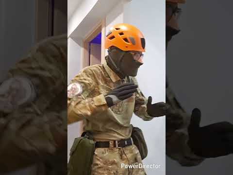 Unexpected landing #militarycomedy #militaryhumor #paratrooper #paratroops #shorts