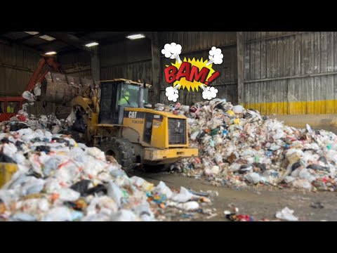 Watch a Wall of garbage so tall, almost impossible to move #garbagetruck #garbage #satisfying #trash