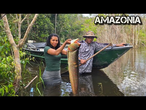 WILD FISHING in the FLOODED FOREST, MANY FISH and WILD ANIMALS IN THE AMAZON