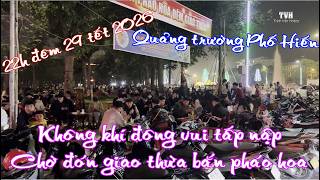 At 10 PM at Pho Hien Square in Hung Yen, the moment of anticipation for New Year's Eve and the fi...