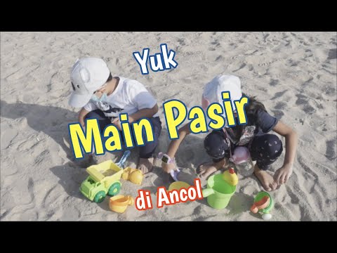 Yuk main pasir di pantai Ancol
