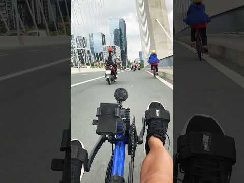 Xe đạp nằm trên phố hoa lệ