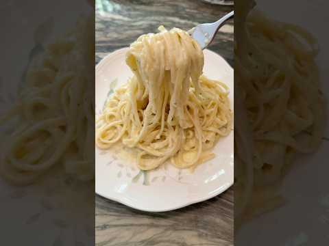 creamy dreamy fettuccine alfredo 🤤 #fettuccinealfredo #pasta #comfortfood #creamy #foodie #shorts