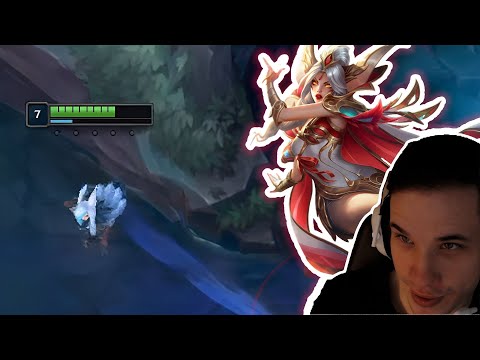 Crownie plays Xayah into Ziggs in a controlled poke lane