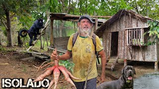 A MAN WHO LIVES ISOLATED IN THE AMAZON JUNGLE WITH WILD ANIMALS WITH NO ENERGY IN THE AMAZON