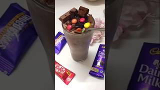 Easy Oreo Milkshake with Dairy Milk KitKat Chocolates and Chocolate Cake